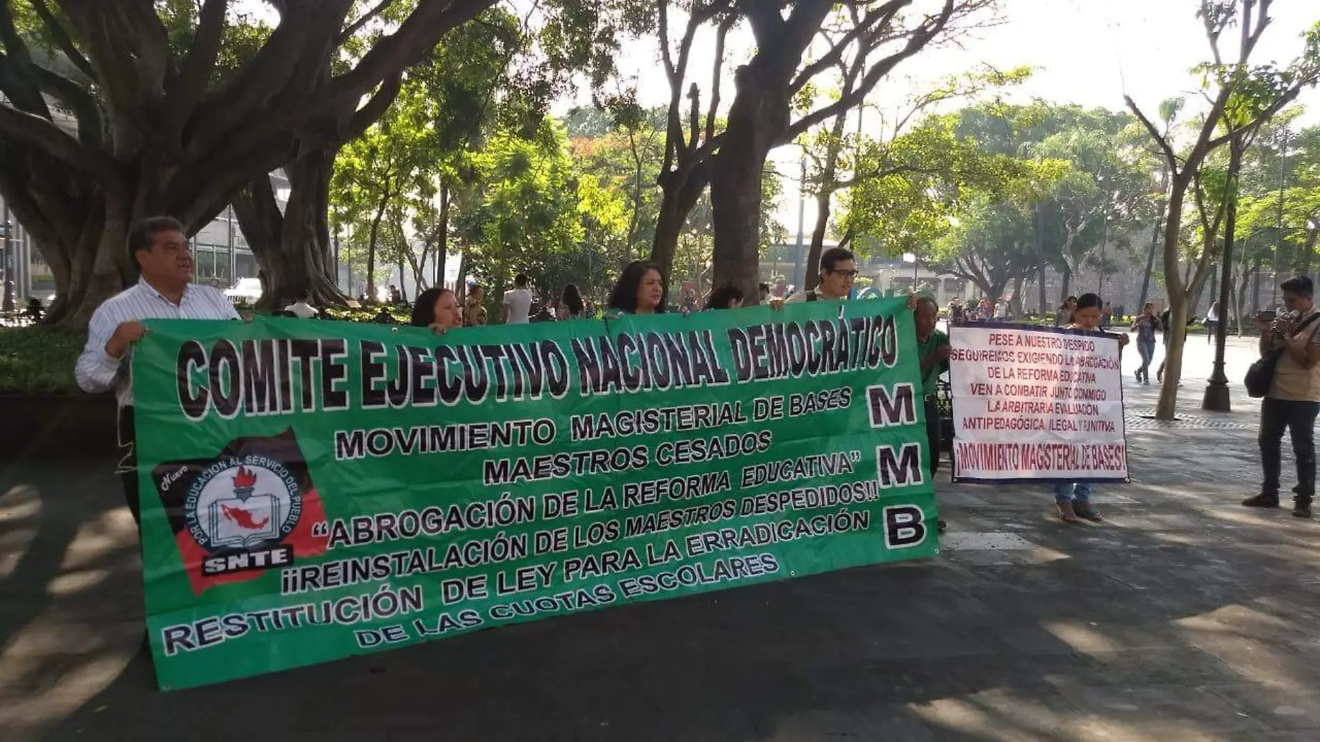 Maestros de manifiestan en Plaza de Armas